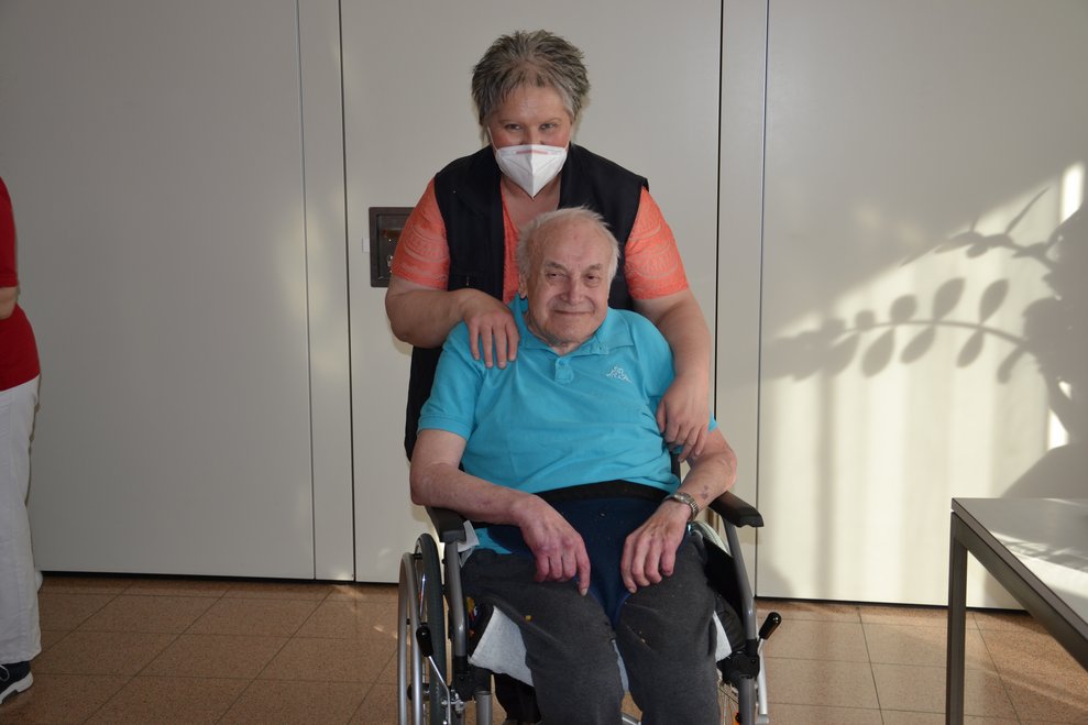 Betreuerin und Bewohner