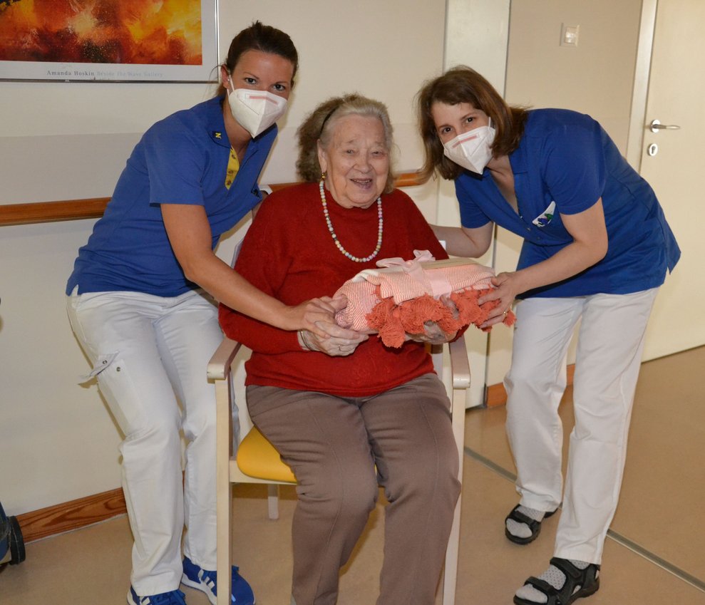 Bewohnerin und Betreuerinnen.