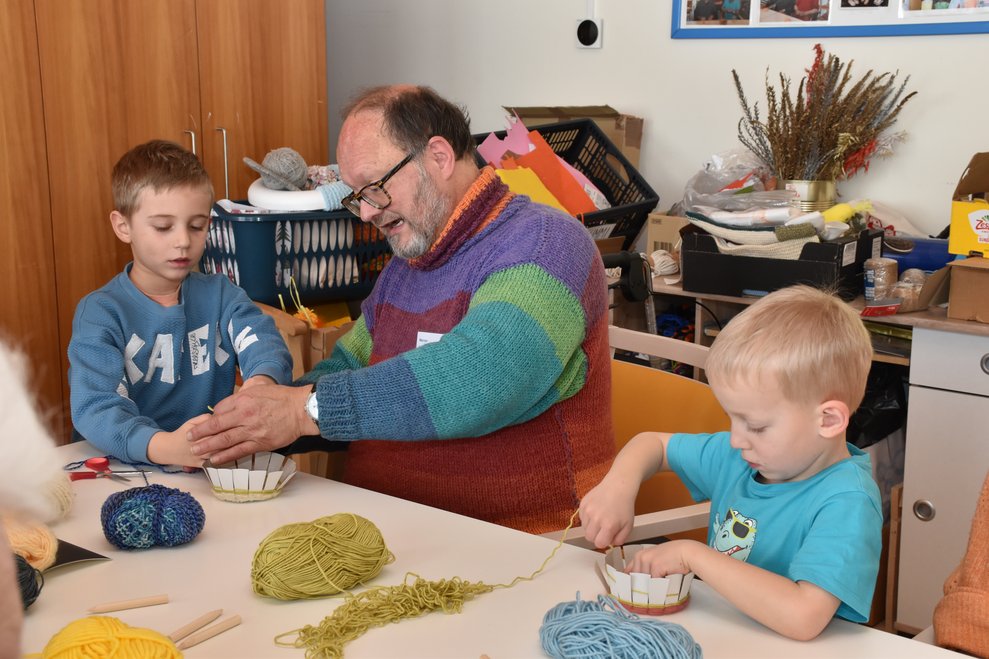 Ein Mann und zwei Kinder.
