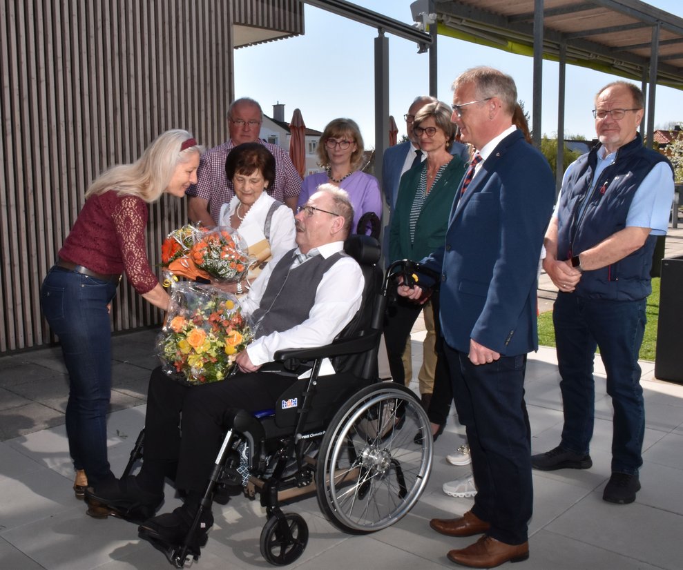 Margit Biedermann gratuliert.