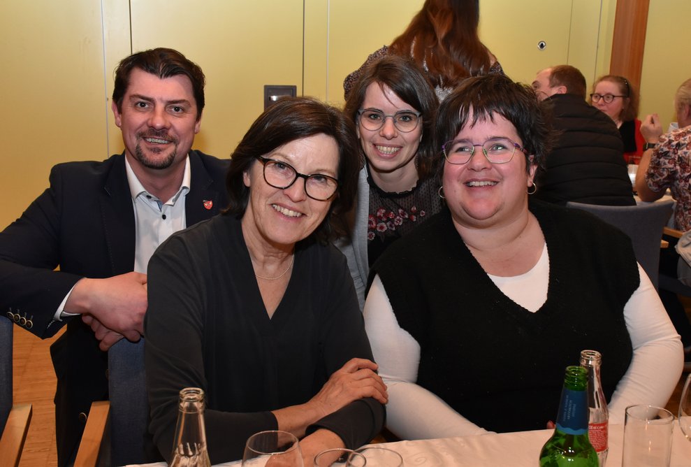 Gruppenfoto von Rainer Hirschman mit Gerti Binder, Christine Hendl und Claudia Wimmer.