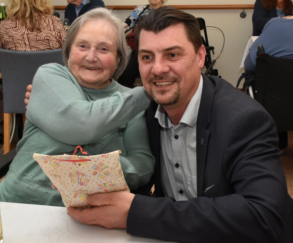 Eine Frau und ein Mann.