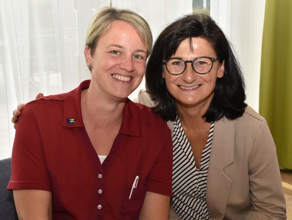 Gut gelaunte Kolleginnen Tamara Auer und Christine Micko