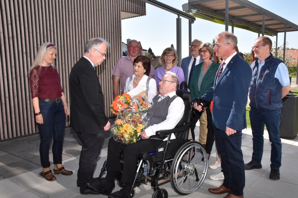 Friedrich Mikesch gratuliert.