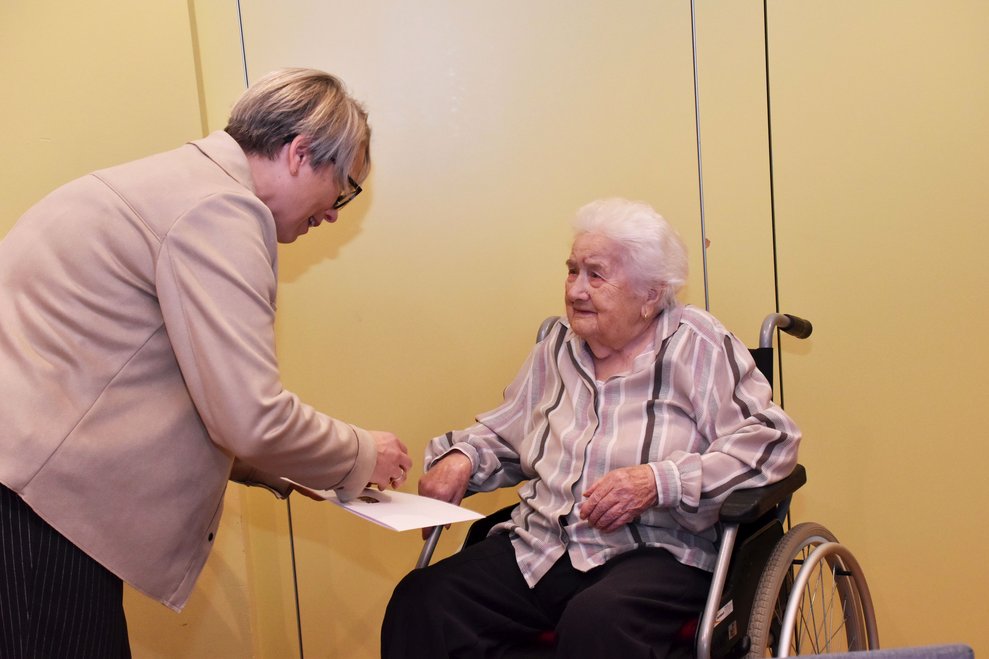 Bezirkshauptfrau Manuela Herzog gratuliert.