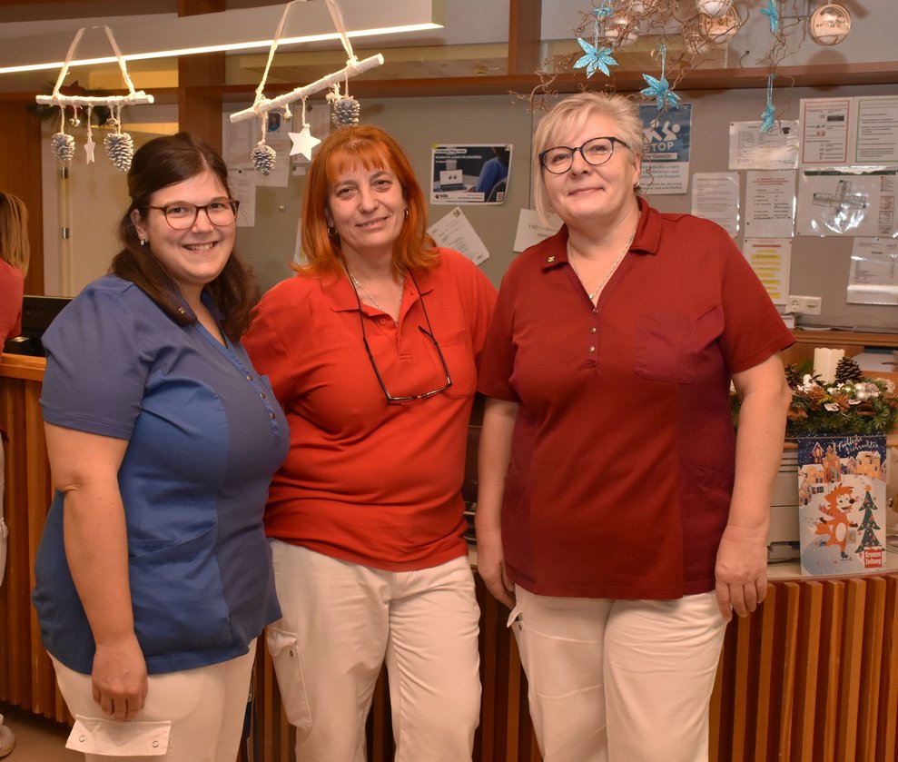3 Kolleginnen freuen sich mit den Bewohnern