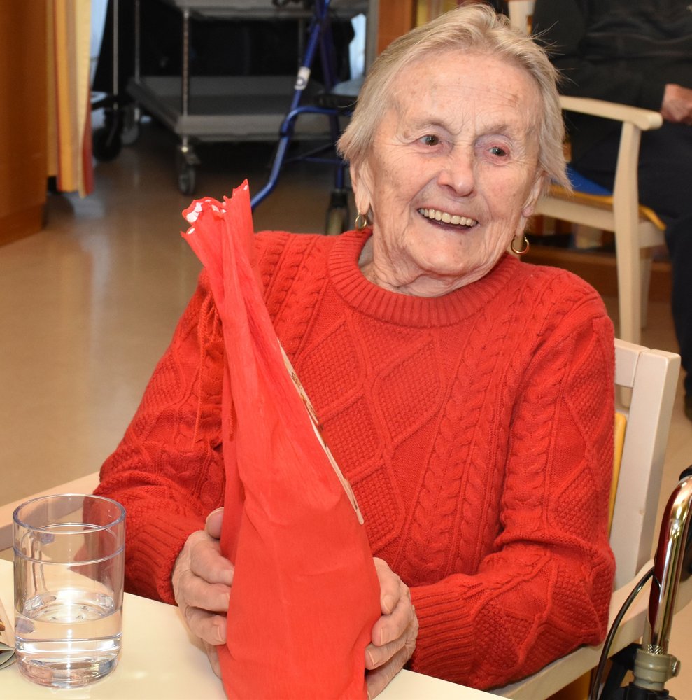 Bewohnerin strahlt vor Freude über das Sackerl