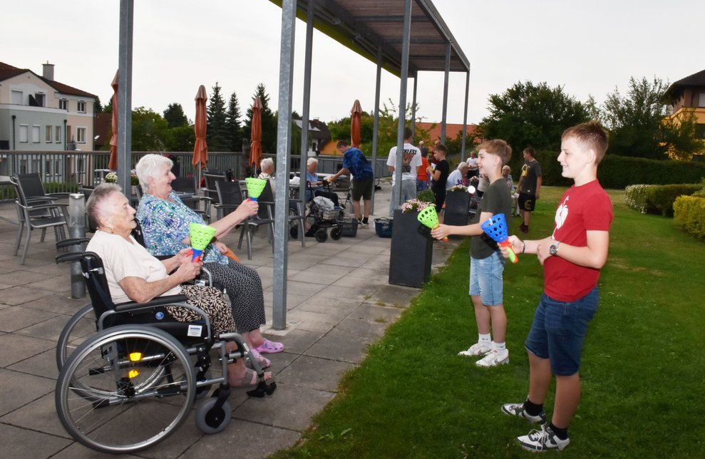 Gruppenfoto beim Ballspiel.