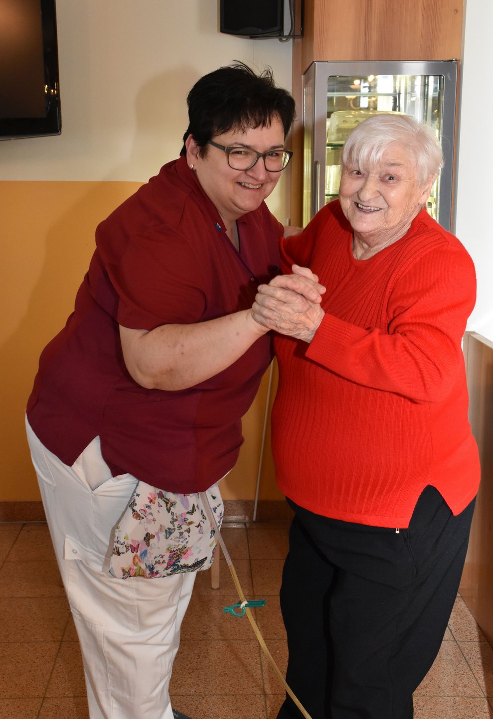 Carola Wögerer tanzt mit Fr. Widhalm.