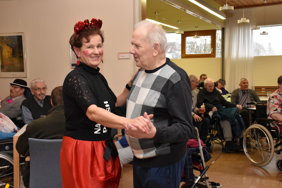Gertrude Binder tanzt mit Herrn Christ.