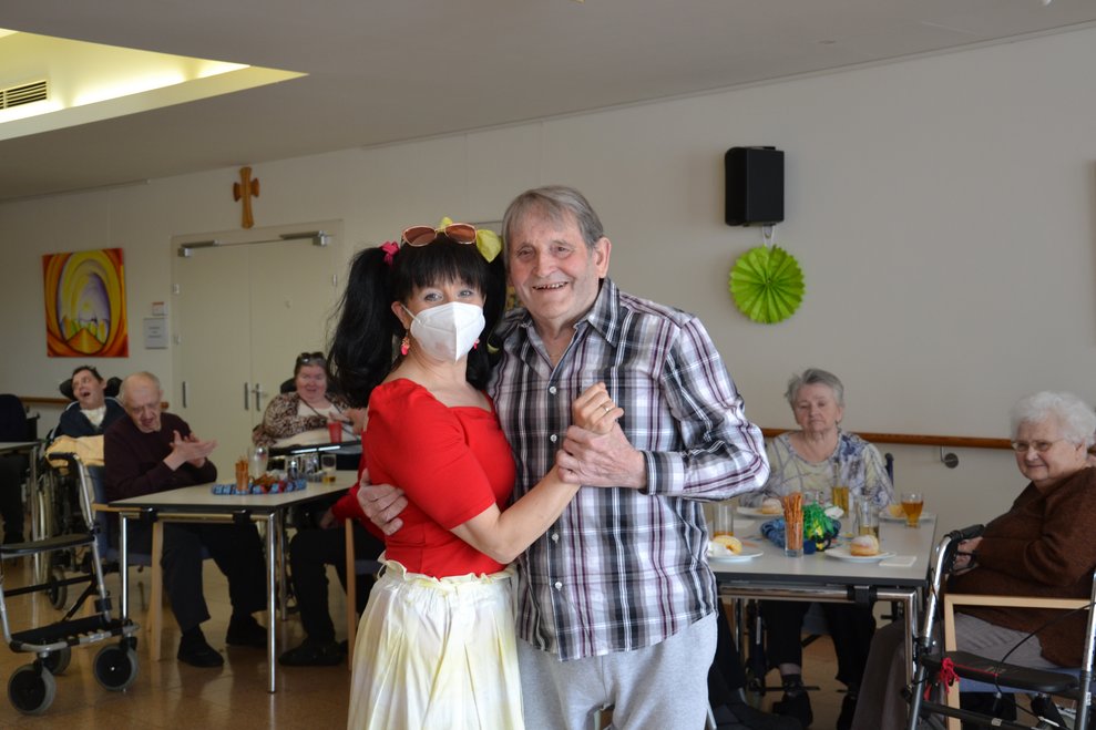 Bewohner tanzt mit Betreuerin