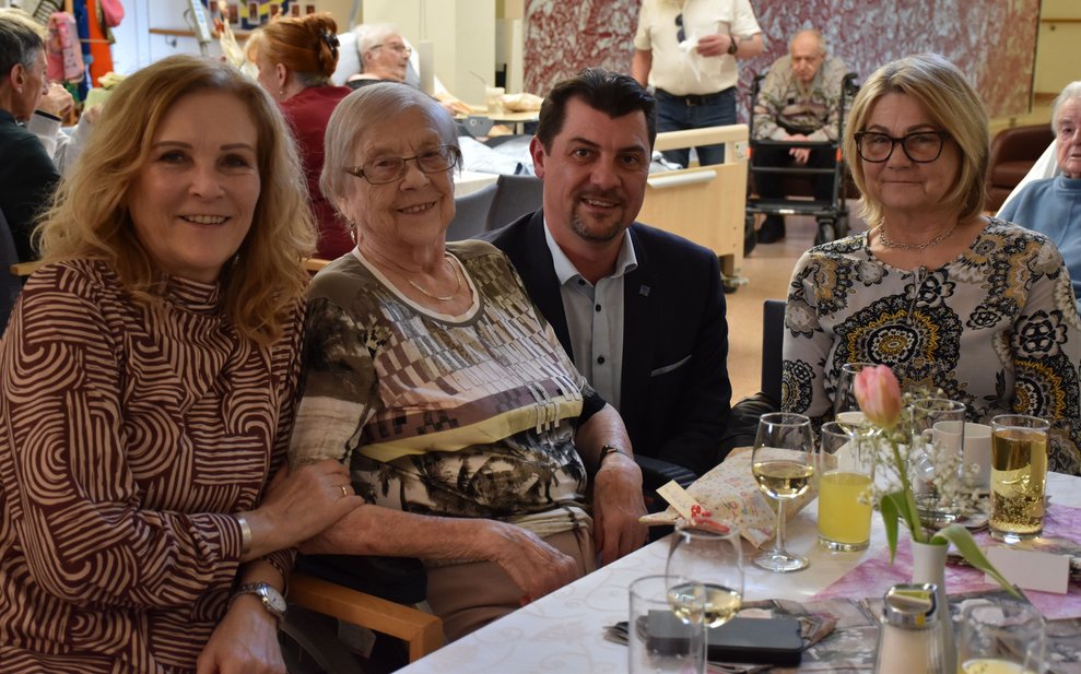 Drei Frauen und ein Mann.