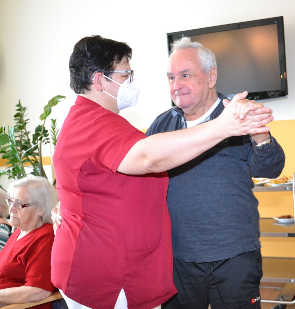 Eine Frau und ein Mann Tanzen