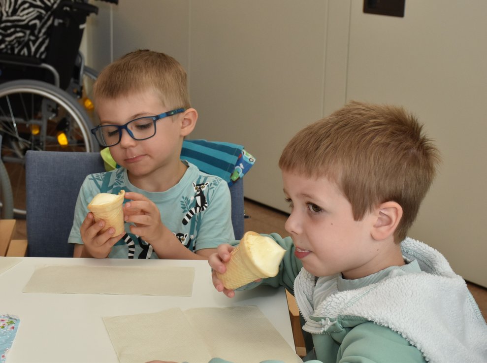 Zwei Kinder mit Eis.