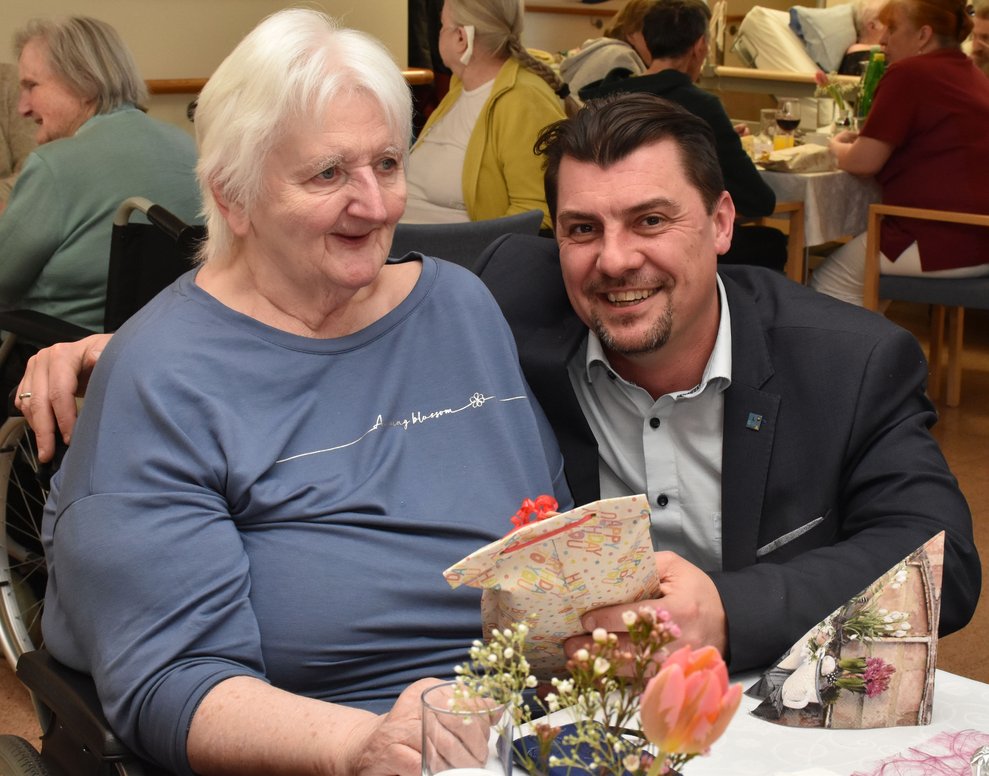 Eine Frau und ein Mann.