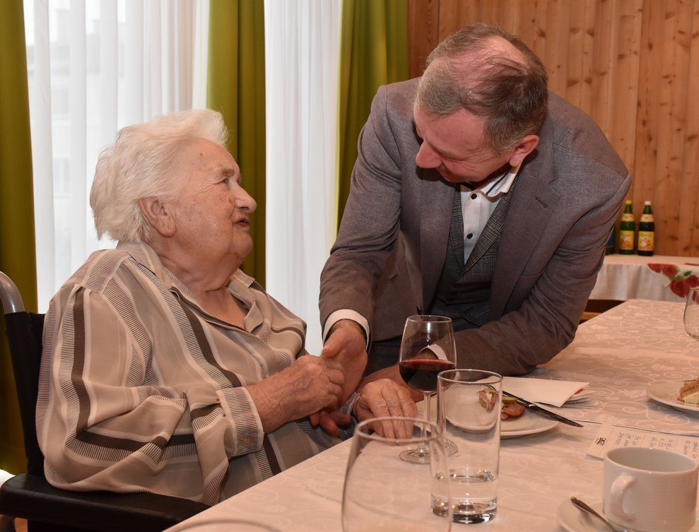 Bürgermeister Josef Ramharter gratuliert.
