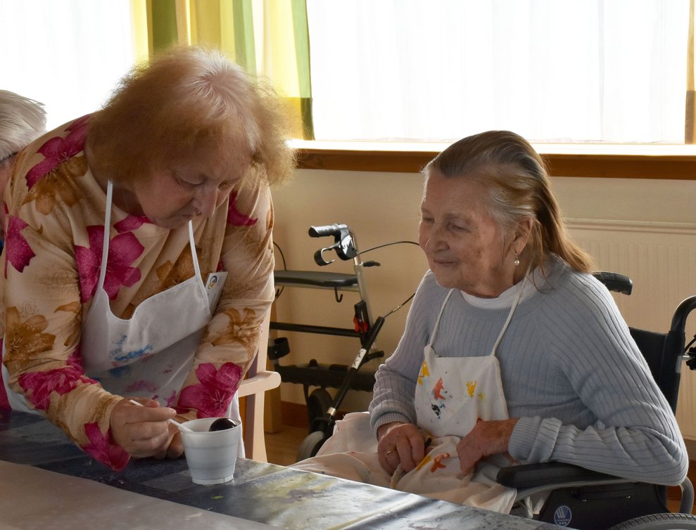 Christa Zibusch mit Bewohnerin.