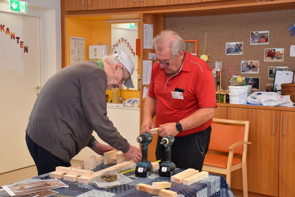 Hr. Stark mit EA Gerhard Wachter beim Bohren