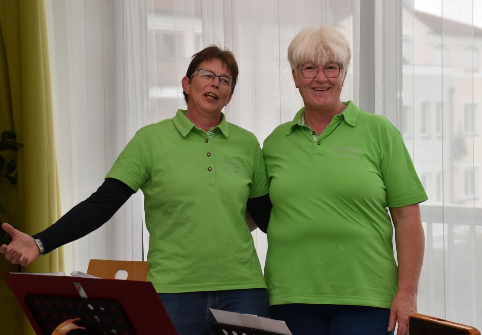 Margit Marchsteiner und Christa Wanko singen gemeinsam