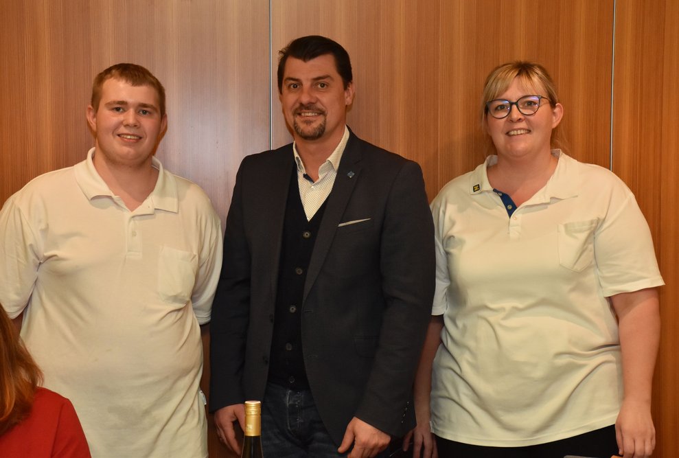 Zwei Männer und eine Frau.