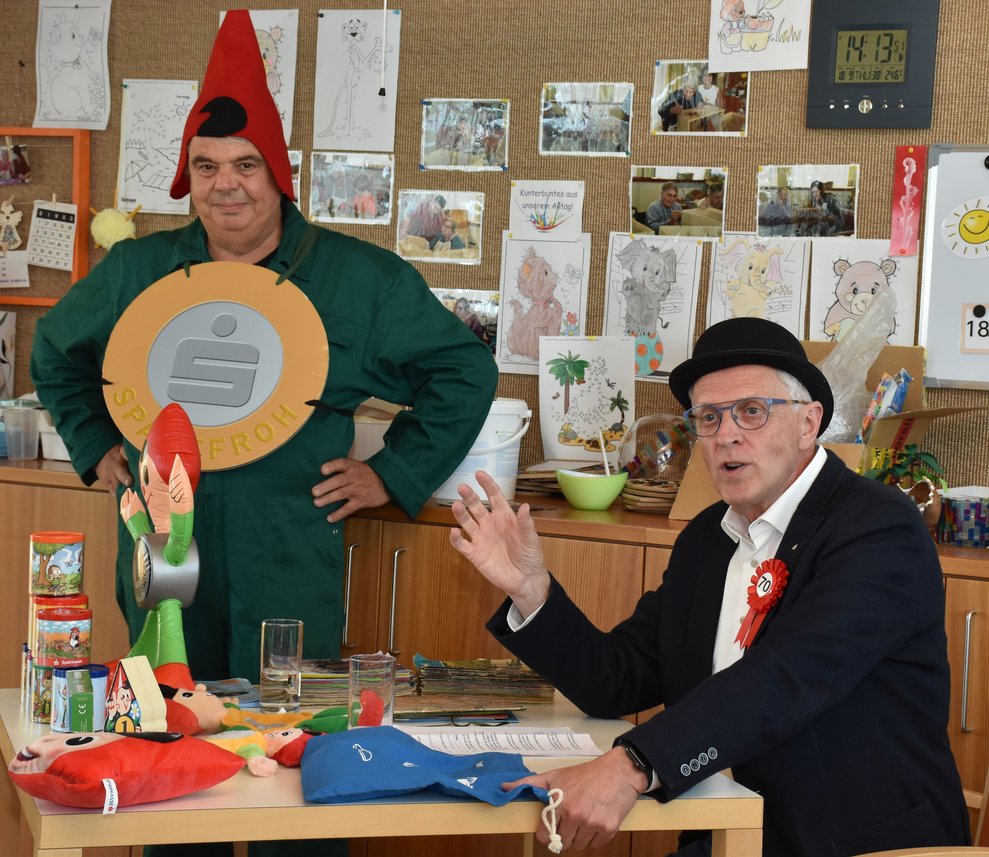 Reinhold Weikertschläger mit dem Sparefroh.