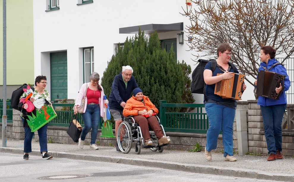 Die Gruppe marschiert los.