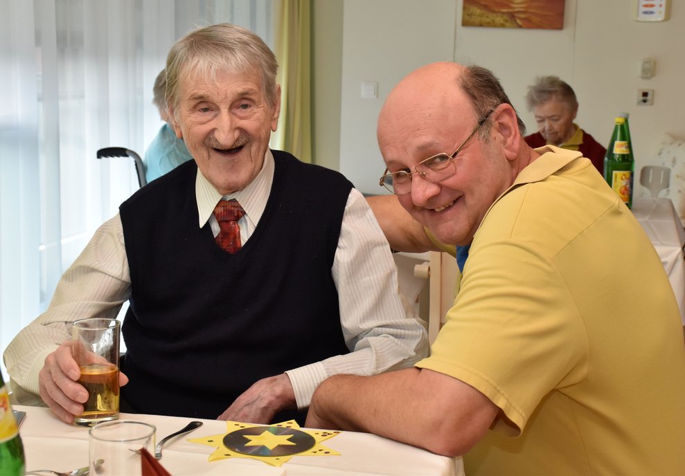 Fritz Wanko mit Bewohner Karl Pfeiffer.