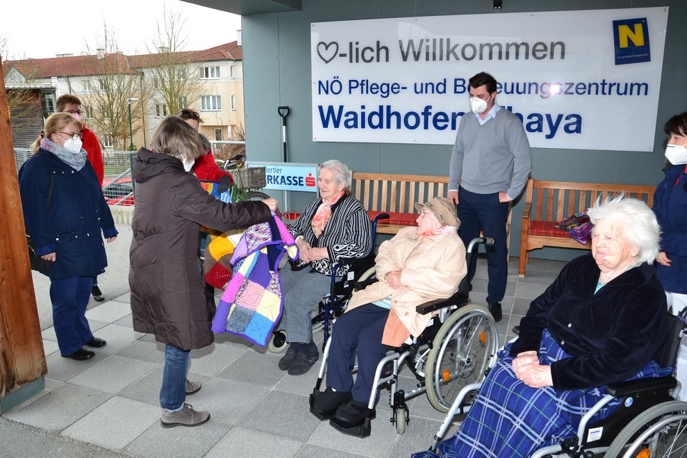 Die Wollweiber übergeben Rollstuhldecken