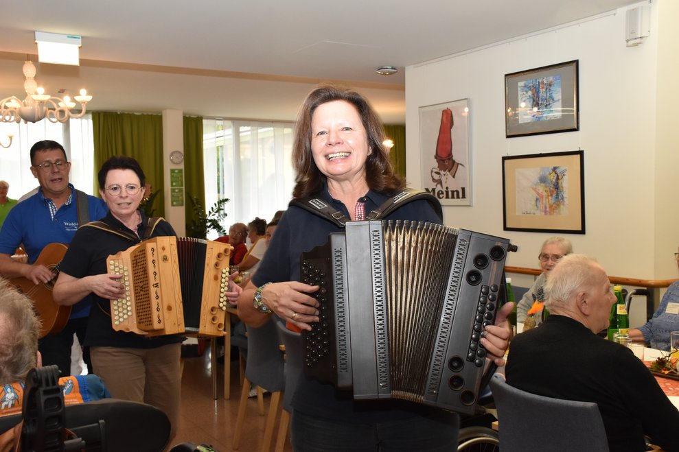 Die Musikantinnen und Musikanten wandern singend durch die Cafeteria