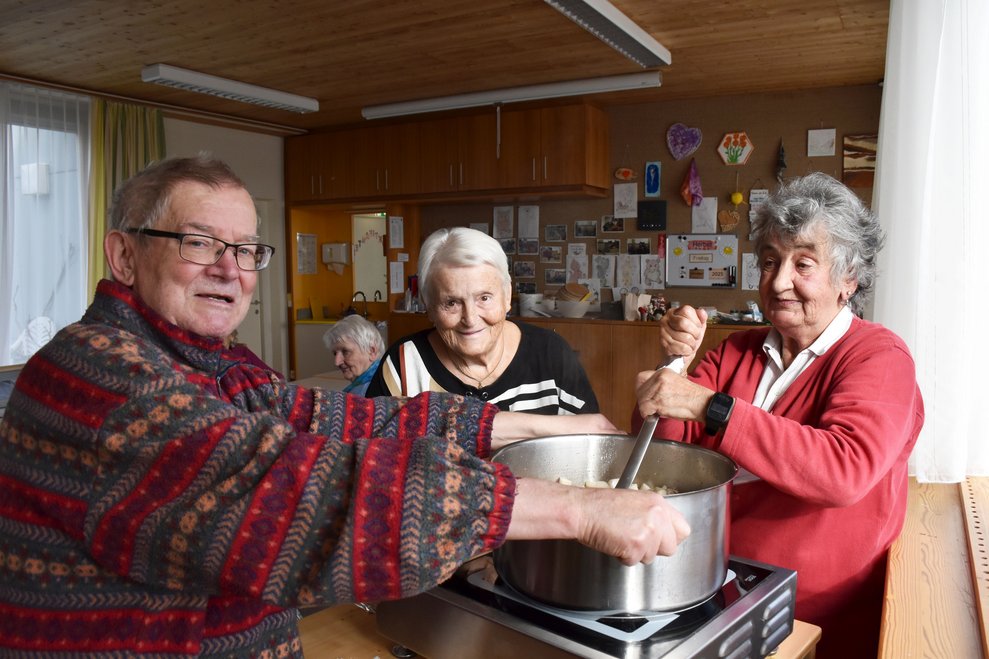 Johannes Lauter, Fr. Biegl und Anni Weber rühren den Speck um.