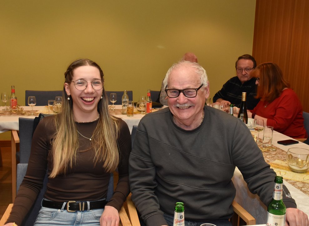 Eine Frau und ein Mann.