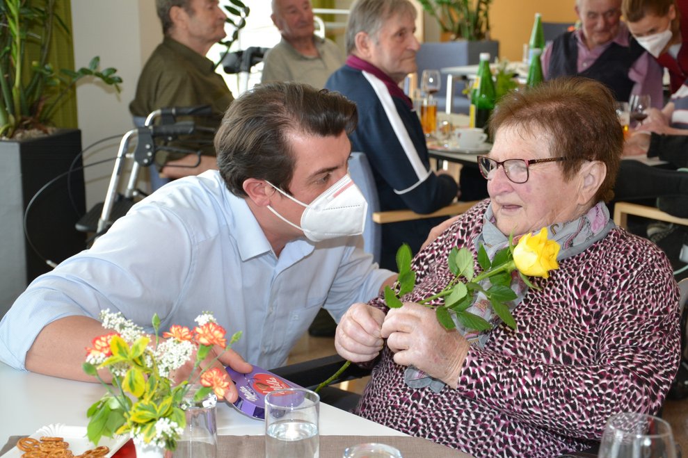 Direktor mit Bewohnerin