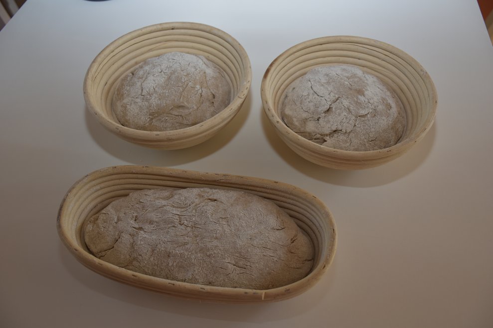 Körbe mit Brotteig.