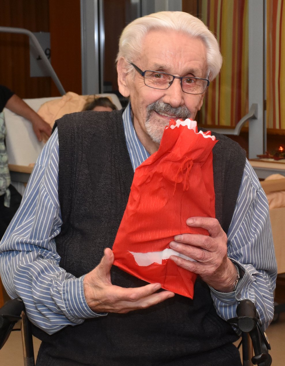 Hr. Stark hält glücklich das Sackerl in die Kamera