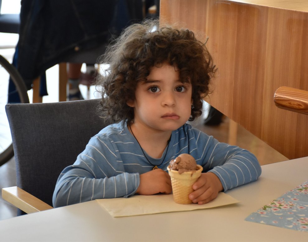 Kleiner Mann mit Eis.