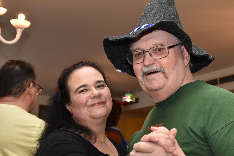 EA Isabella Pitsch tanzt mit Herrn Schreier.