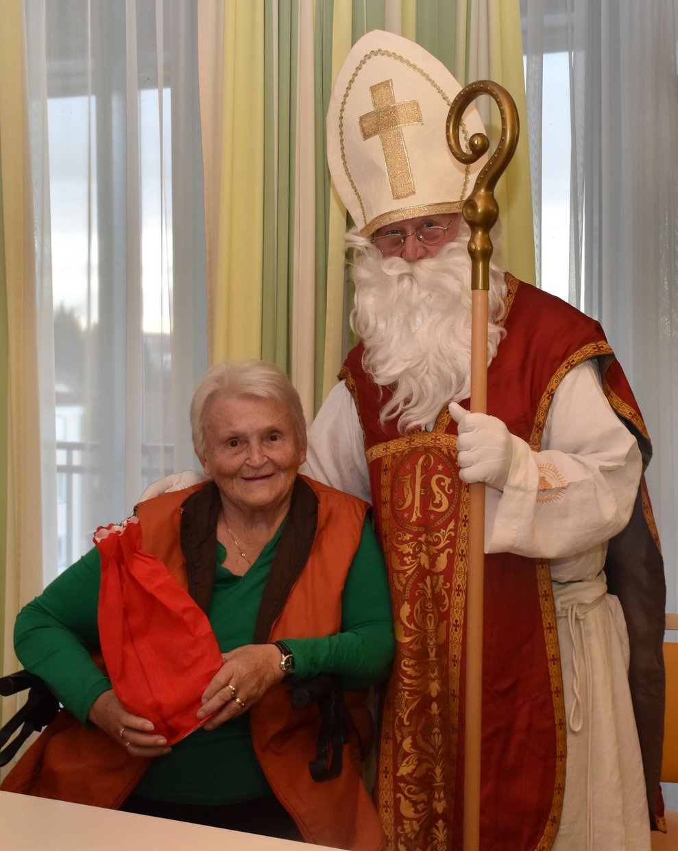 Fr. Biegl posiert neben dem Nikolaus