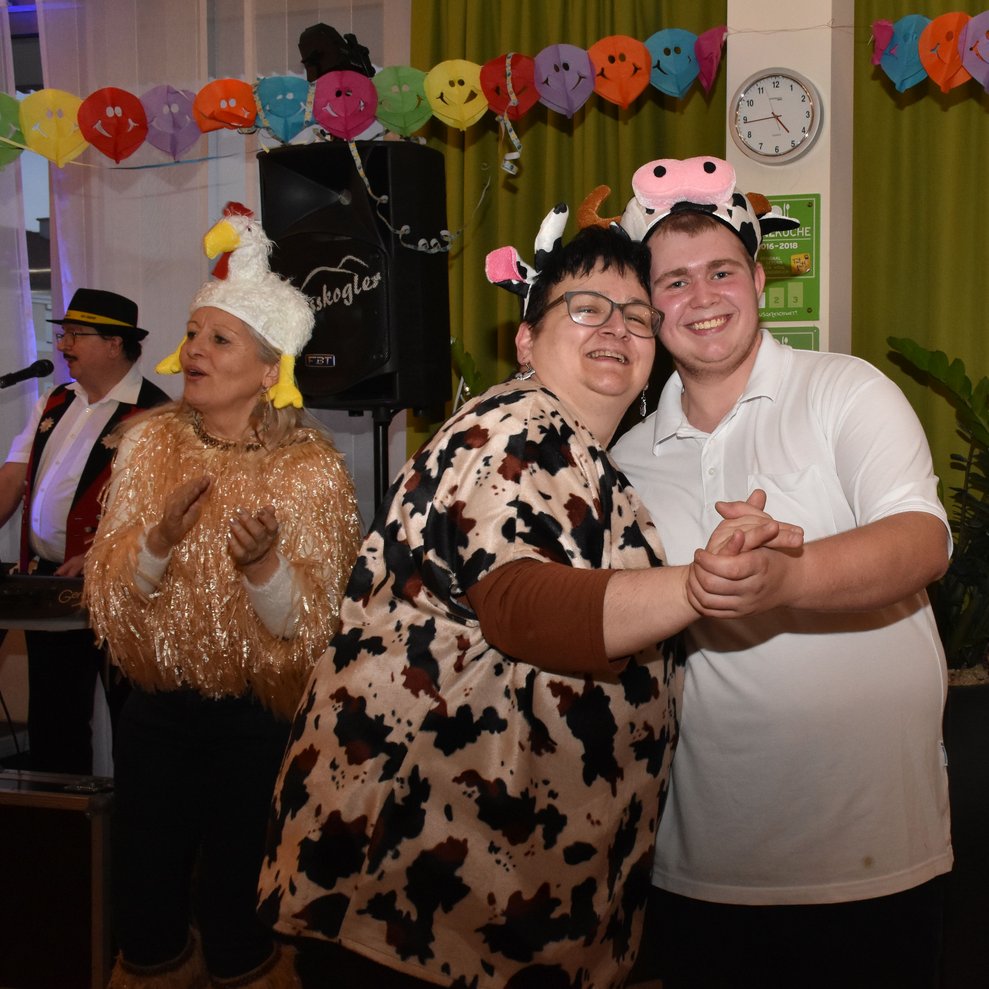 Eine Frau und ein Mann.