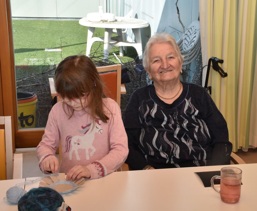 Ein Kind und eine Frau.